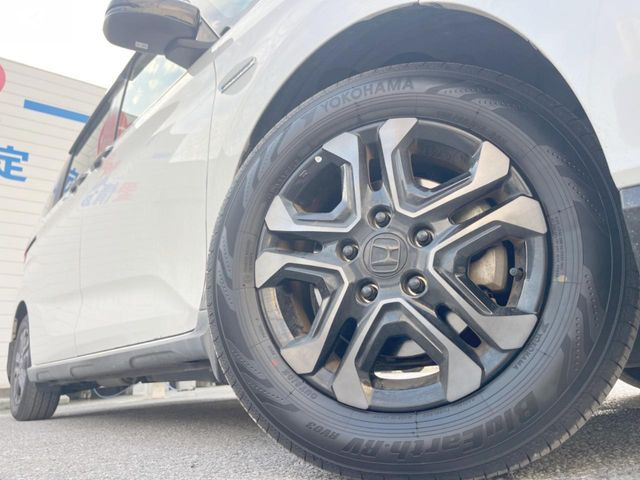 �y����15�C���`�A���~�z�C�[���z�O�ςɃ}�b�`���������A���~�z�C�[���𑕒����Ă���܂��B�e��ЊO�A���~�z�C�[����A�X�^�b�h���X�^�C�����戵�����Ă���܂��B���񂲑��k����������