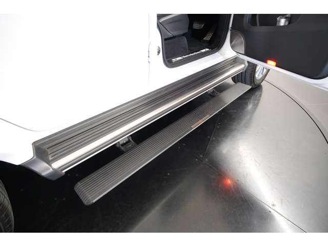 ��ԃJ�X�^���̎ЊO�d���T�C�h�X�e�b�v�����t�����Ă���A���q�l�ł��y�X���~�肪�\�ƂȂ��Ă���܂��B