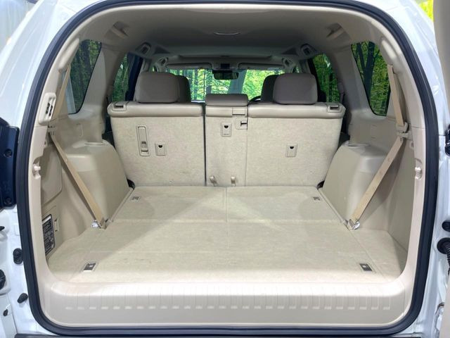 ラゲッジルームは、大容量のスペースを確保。普段のお買い物からレジャーまで、幅広く活躍してくれます!また、リアシートを倒すことでバリエーション豊かにお使いいただけます。