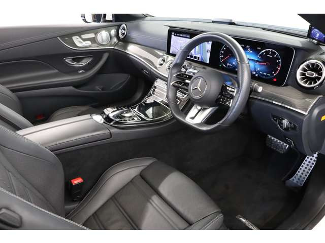 ブラックレザーにまとめられたインテリアは統一感があります。レザーの使用感も少なく、コンディションの良い1台です。