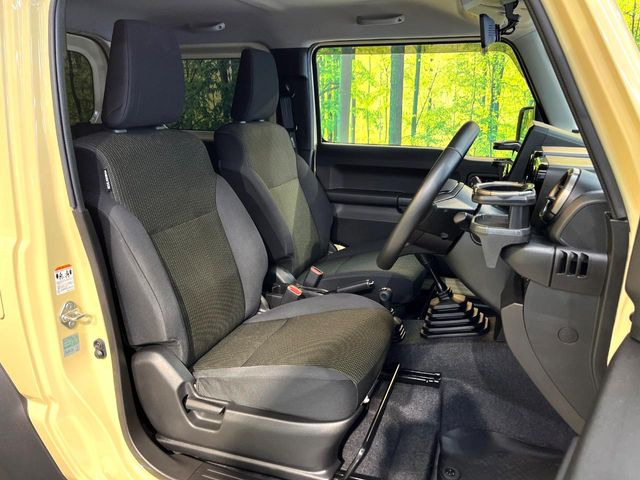 運転席まわりには十分なスペースがあり、大柄な方でもゆったり運転していただける環境です。