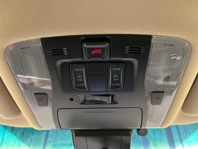 【両側スライドドア】駐車場で隣の車との間隔が狭く乗りにくい時、スライドドアなら安心!ドアオープン時も幅を取らず、開口部が広いので乗り降りがとっても簡単です。大きな荷物の出し入れも後席から可能♪