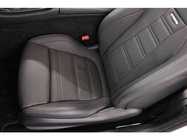 【ロペライオファクトリーセンター】輸入車専門工場熟練メカニックのほか、 サービススタッフも在籍し迅速にお受入れが可能です。セーフティローダーにてお客様のご自宅までピックアップサービスも行っております。