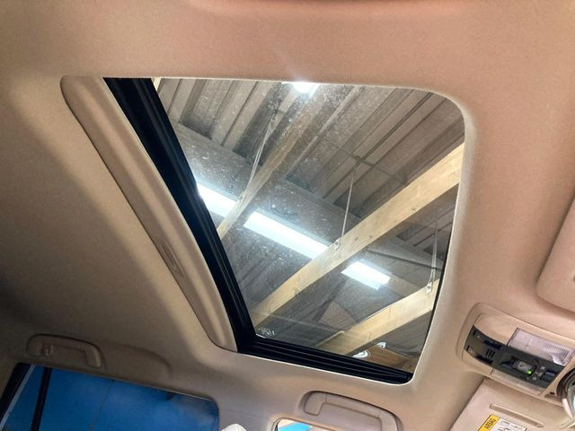 【サンルーフ】開放感たっぷりの希少装備、サンルーフが装着されています!車内に明かりを取り入れたり景色を楽しむ以外にも、車内の空気も簡単に換気できて快適です!