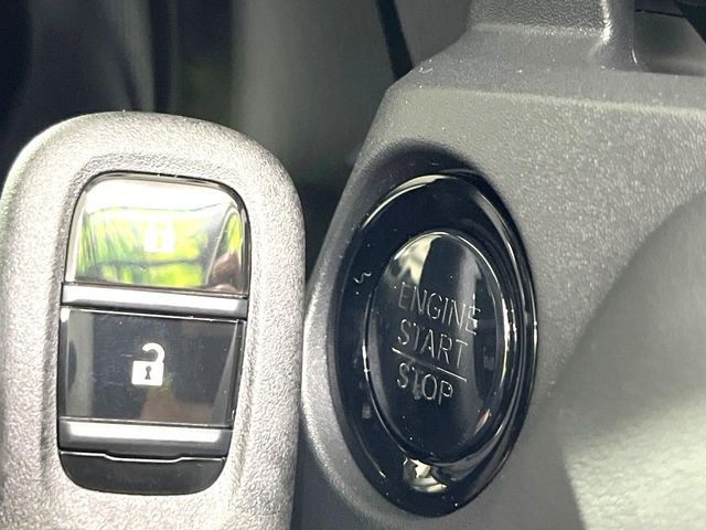 �yHonda�X�}�[�g�L�[�z�J�o����|�P�b�g�ɓ��ꂽ�܂܂ł��h�A�̎{���E�������\�ȃX�}�[�g�L�[�𑕔��B�G���W���̃I���E�I�t�����J�M�����o���K�v����������Ƃ��Ă��֗��ł���