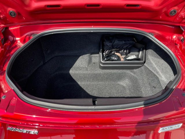 ���i�̂���������ʋ΁A���}���ɏ\���ȉ׎��X�y�[�X���m�ۂ��Ă���܂��B�Z�J���h�V�[�g��|���ƁA�傫�ȉו��̐ύڂ��\�ł���