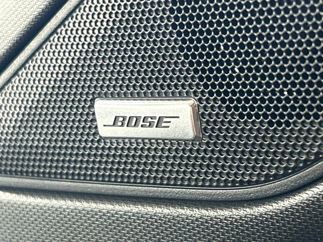 【BOSEサウンドシステム】メーカーオプションの高品位サウンドシステムを搭載。専用のチューニングが施された大小様々なスピーカーから良質なサウンドが奏でられ、臨場感あふれる音響空間を演出します。