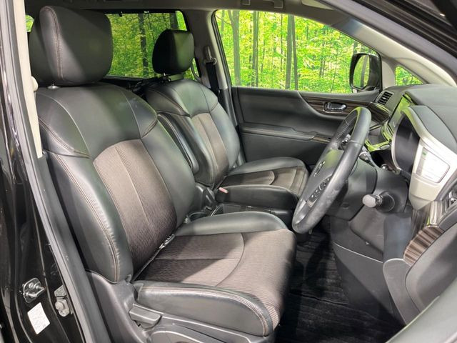 運転席まわりには十分なスペースがあり、大柄な方でもゆったり運転していただける環境です。