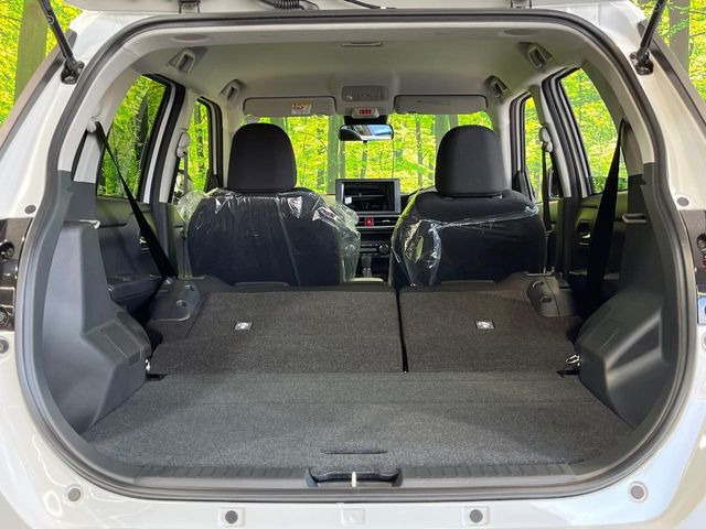 ���i�̂���������ʋ΁A���}���ɏ\���ȉ׎��X�y�[�X���m�ۂ��Ă���܂��B�Z�J���h�V�[�g��|���ƁA�傫�ȉו��̐ύڂ��\�ł���