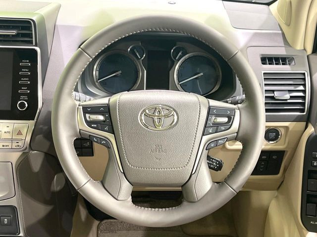 ステアリングも使用感が少なく、きれいな状態となっております♪