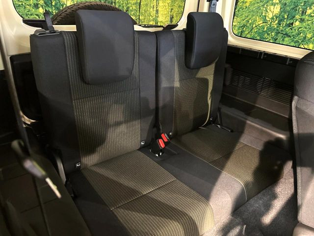 広々とした2列目シートは居住性が高く、居心地も快適!友達や家族とのお出かけにぴったりです。ベビーシートやチャイルドシート使用時も快適にお過ごしいただける十分な空間を確保しています。