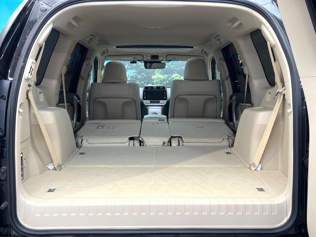 後席を格納すると、これだけの広さが!シーンに合わせたシートアレンジで、大きな荷物も積むことが出来ます♪