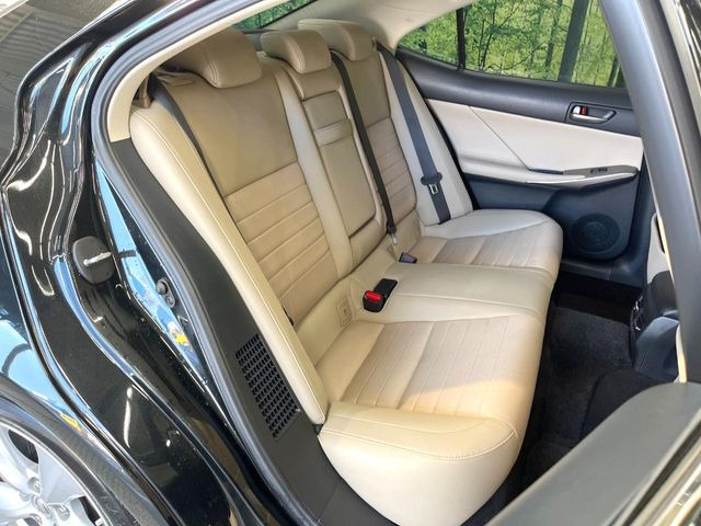 後部座席も気になるようなキズ・汚れやへたり等、大きなダメージはなく、良好な状態です。