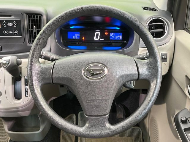 �C���e���A�ɍ��킹���f�U�C���̃X�e�A�����O�́A�^�]�������̂��Ƃ��l���A�^�]���₷���`��A�傫���ł��B�����x�A���ۂɐG���Ă��m���߂��������B