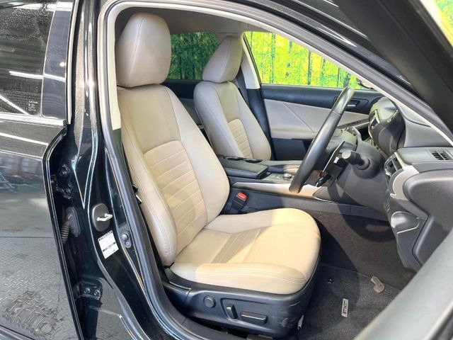 運転席シート廻りは使用感も少なく、良好な状態となっています。前オーナー様が丁寧に使っていたことがよくわかりますね。