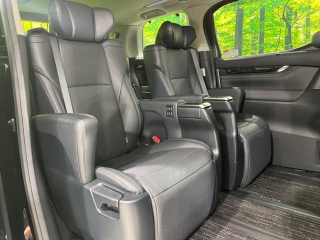 後部座席も気になるようなキズ・汚れやへたり等、大きなダメージはなく、良好な状態です。