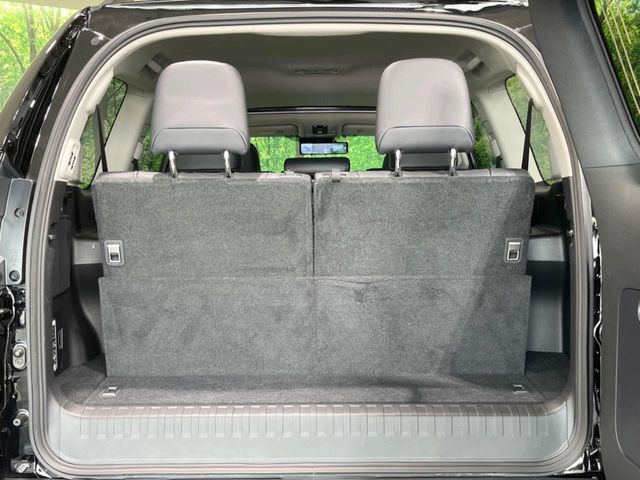 積み下ろしのしやすいデッキにはたっぷりと荷物を積み込んでいただけます。遊びから仕事まで、様々なシーンで頼れます♪