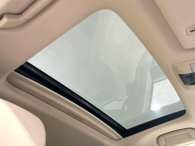 【サンルーフ】開放感たっぷりの希少装備、サンルーフが装着されています!車内に明かりを取り入れたり景色を楽しむ以外にも、車内の空気も簡単に換気できて快適です!