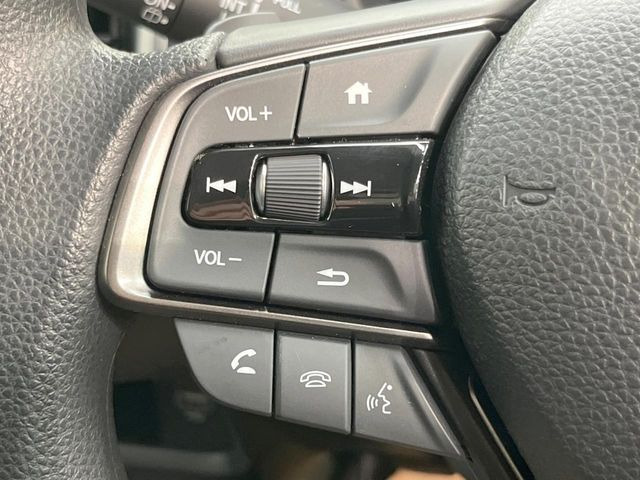 【ステアリングスイッチ】運転中、前方から目線をそらすことなく、オーディオ等の操作が可能な便利機能!安心&快適なドライブを演出してくれます♪