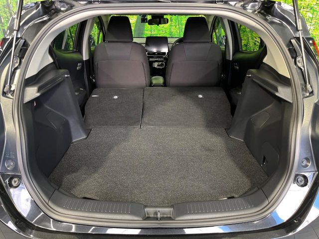 ���i�̂���������ʋ΁A���}���ɏ\���ȉ׎��X�y�[�X���m�ۂ��Ă���܂��B�Z�J���h�V�[�g��|���ƁA�傫�ȉו��̐ύڂ��\�ł���