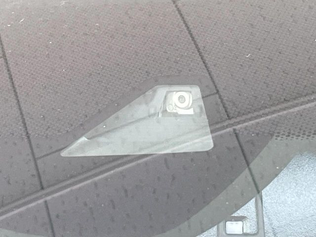 【ホンダセンシング】走行中に前方の車両等を認識し、衝突しそうな時は警報とブレーキで衝突回避と被害軽減をアシスト。より安全にドライブをお楽しみいただけます。