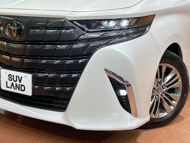 【三眼LEDヘッドライト】スタイリッシュな見た目の三眼LEDヘッドライトを装備♪スタイルだけでなく、夜間の走行も視界良好で安心してお乗りいただけます。