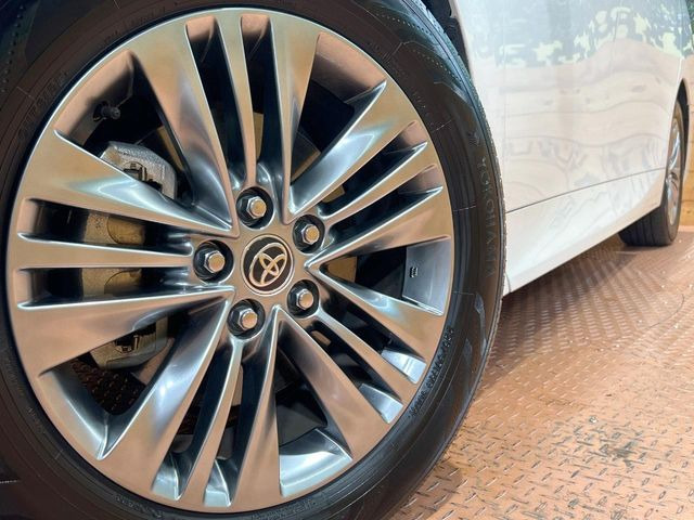 【純正18インチアルミホイール】外観にマッチした純正アルミホイールを装着しております。各種社外アルミホイールや、スタッドレスタイヤも取扱いしております。是非ご相談ください♪