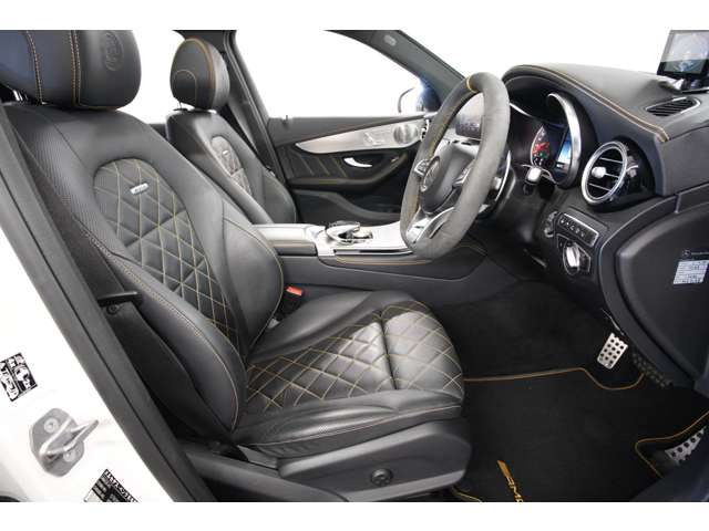 510�n�͂��ւ�4.0L V�^8�c�C���^�[�{�𓋍ځA���i�g���͂�����񃏃C���f�B���O�⍂�����H�ł͎h���I�ȑ���ƃG���W���T�E���h�����y���݂��������܂��B