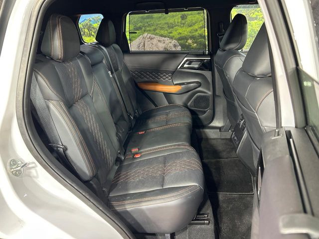 広々とした2列目シートは居住性が高く、居心地も快適!友達や家族とのお出かけにぴったりです。ベビーシートやチャイルドシート使用時も快適にお過ごしいただける十分な空間を確保しています。