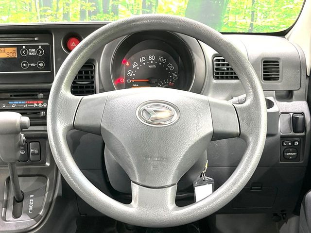 �C���e���A�ɍ��킹���f�U�C���̃X�e�A�����O�́A�^�]�������̂��Ƃ��l���A�^�]���₷���`��A�傫���ł��B�����x�A���ۂɐG���Ă��m���߂��������B