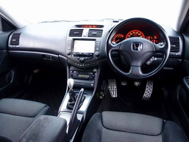 �������Y��Ƀ��[���N���[�j���O�ς݂ƂȂ�܂��B���΂��̌��ȏL����F���܂̏L����������܂���B����]�ɉ�����RECARO���Ȃǂ̃X�|�[�c�V�[�g�ɕύX���\�ł��B���C�y�ɂ����k�������܂�