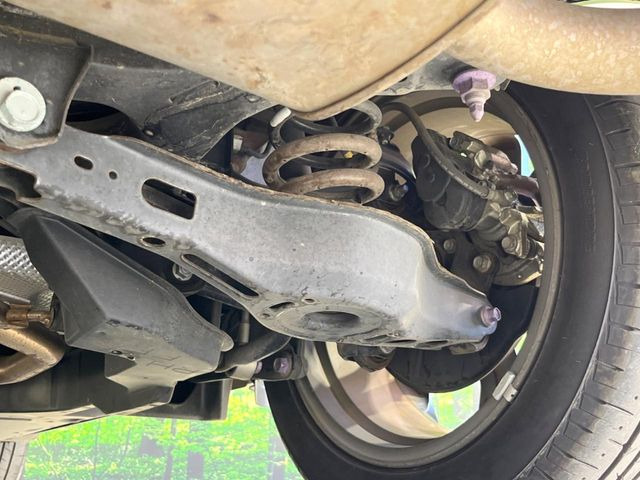 お車を安心してお乗りいただく為には、足回りの定期点検が欠かせません。サービスサポート(有償保証)では無料点検もご提供しており、安心のカーライフをお過ごしいただけるサポート体制が整っています。