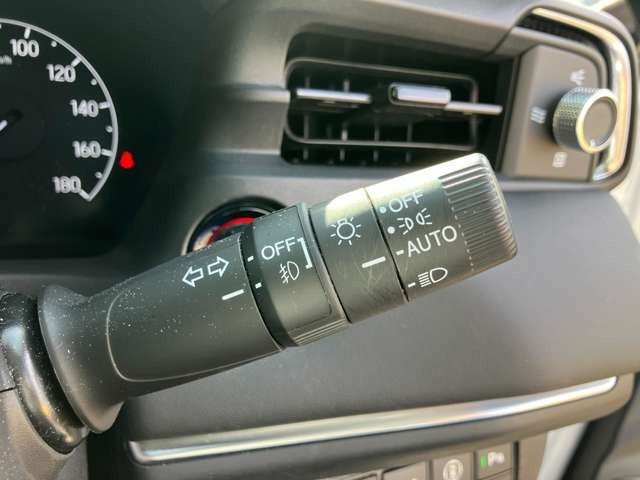 ★オートライト&ハイビームアシスト★周囲の明るさを感知して自動でライト点灯してくれトンネルなどで便利です。さらに!対向車などを感知してハイ&hArr;ローも自動で切り替えてくれます。