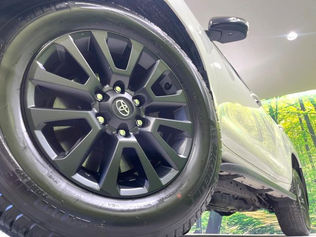 【純正18インチアルミホイール】外観にマッチした純正アルミホイールを装着しております。各種社外アルミホイールや、スタッドレスタイヤも取扱いしております。是非ご相談ください♪