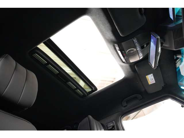 �K���X�X���C�f�B���O���[�t�����ڂ���Ă���܂��B�ԓ���Ԃ��J���I�Ȃ��̂ւƕς��Ă���܂��B