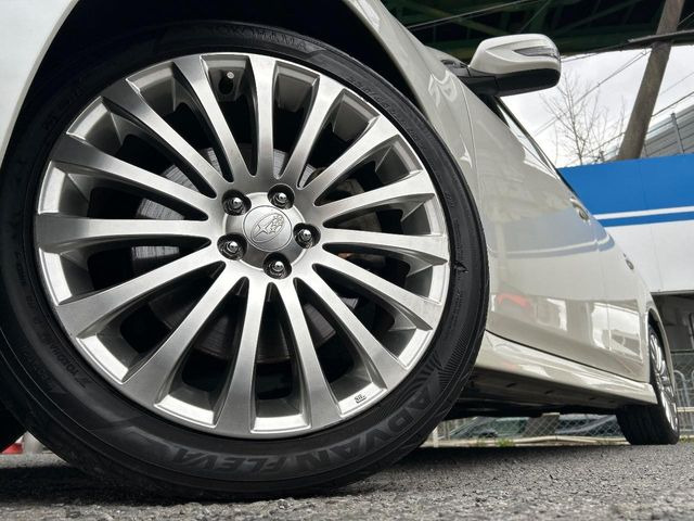 �y����18�C���`�A���~�z�C�[���z�O�ςɃ}�b�`���������A���~�z�C�[���𑕒����Ă���܂��B�e��ЊO�A���~�z�C�[����A�X�^�b�h���X�^�C�����戵�����Ă���܂��B���񂲑��k����������