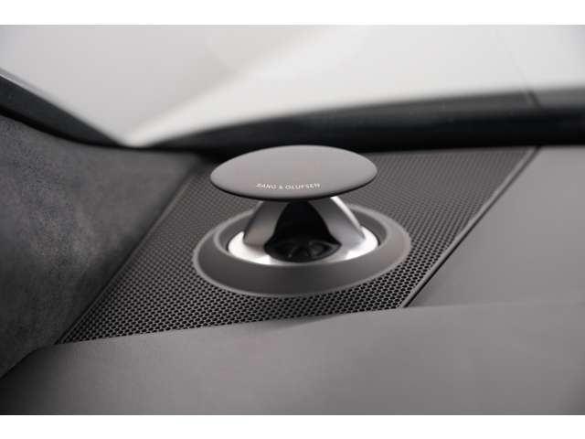 Bang & Olufsen 3D �T�E���h�V�X�e��(16�X�s�[�J�[)�Ŏԓ���Ԃ��㎿�Ȃ��̂ւƕϖe�����܂��B