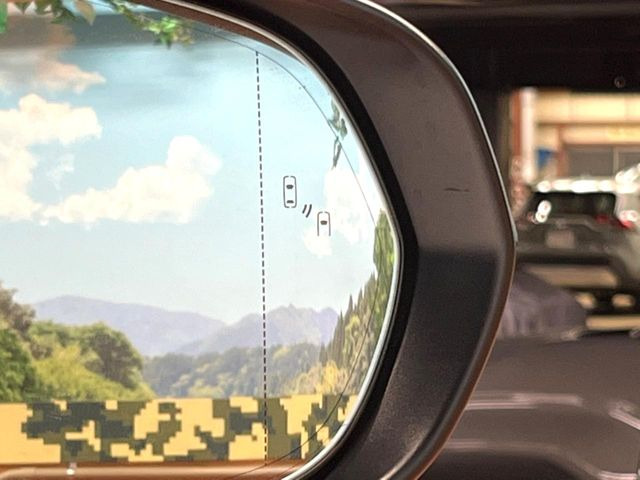 【ブラインドスポットモニター】走行中、ドアミラーの死角になりやすい箇所に後続車が接近するとサイドミラーのレンズに警告を表示!ドライバーに注意喚起をしてくれます。