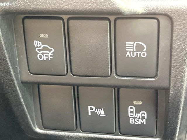 【ブラインドスポットモニター】走行中、ドアミラーの死角になりやすい箇所に後続車が接近するとサイドミラーのレンズに警告を表示!ドライバーに注意喚起をしてくれます。