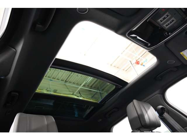 オプションのスライディングパノラミックルーフを装備 開放的な室内空間をお楽しみいただけます。