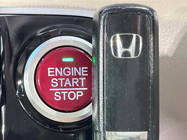 �yHonda�X�}�[�g�L�[�z�J�o����|�P�b�g�ɓ��ꂽ�܂܂ł��h�A�̎{���E�������\�ȃX�}�[�g�L�[�𑕔��B�G���W���̃I���E�I�t�����J�M�����o���K�v����������Ƃ��Ă��֗��ł���