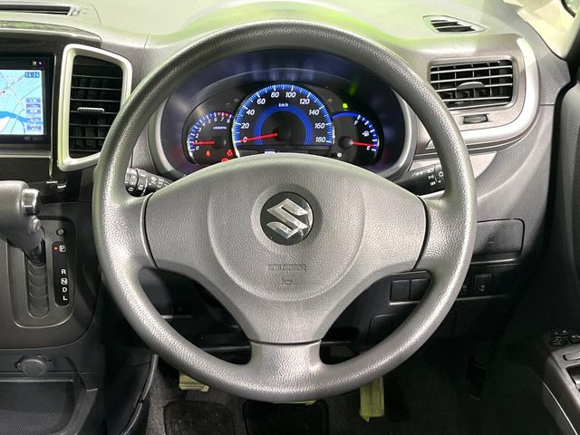 インテリアに合わせたデザインのステアリングは、運転される方のことも考え、運転しやすい形状、大きさです。是非一度、実際に触ってお確かめください。