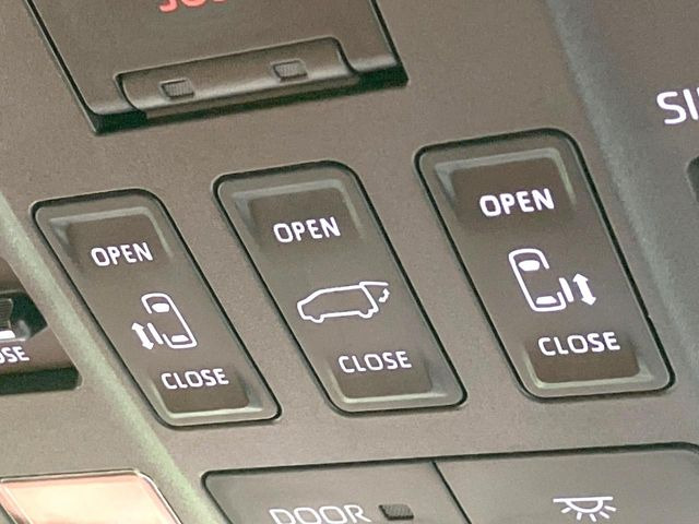 【両側パワースライドドア】スマートキーや運転席のスイッチで後席両側スライドドアの開閉が可能♪電動だから力を入れてドアを開ける必要が無く、小さなお子様でも簡単に開け閉めでき快適です♪