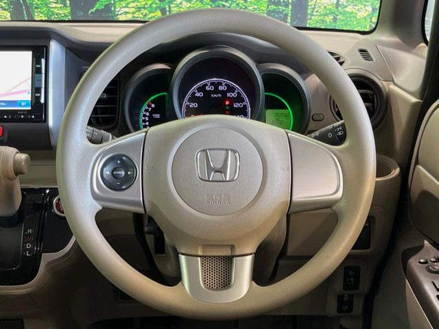 �C���e���A�ɍ��킹���f�U�C���̃X�e�A�����O�́A�^�]�������̂��Ƃ��l���A�^�]���₷���`��A�傫���ł��B�����x�A���ۂɐG���Ă��m���߂��������B