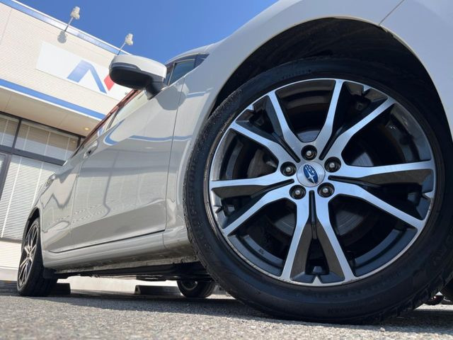 �y����17�C���`�A���~�z�C�[���z�O�ςɃ}�b�`���������A���~�z�C�[���𑕒����Ă���܂��B�e��ЊO�A���~�z�C�[����A�X�^�b�h���X�^�C�����戵�����Ă���܂��B���񂲑��k����������