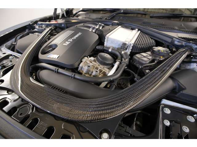 3.0L ����6�C��DOHC�c�C���^�[�{�A410ps/56.1kgm�A�S��&times;�S��&times;�S��mm 4475&times;1870&times;1410mm�A�ԗ��d�� 1610kg