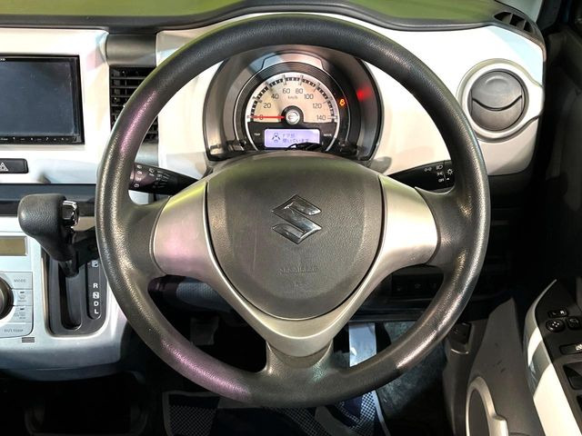 �C���e���A�ɍ��킹���f�U�C���̃X�e�A�����O�́A�^�]�������̂��Ƃ��l���A�^�]���₷���`��A�傫���ł��B�����x�A���ۂɐG���Ă��m���߂��������B