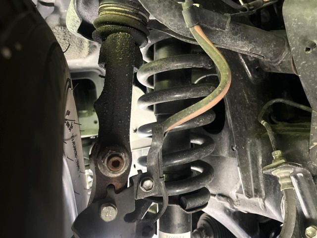 お車を安心してお乗りいただく為には、足回りの定期点検が欠かせません。サービスサポート(有償保証)では無料点検もご提供しており、安心のカーライフをお過ごしいただけるサポート体制が整っています。