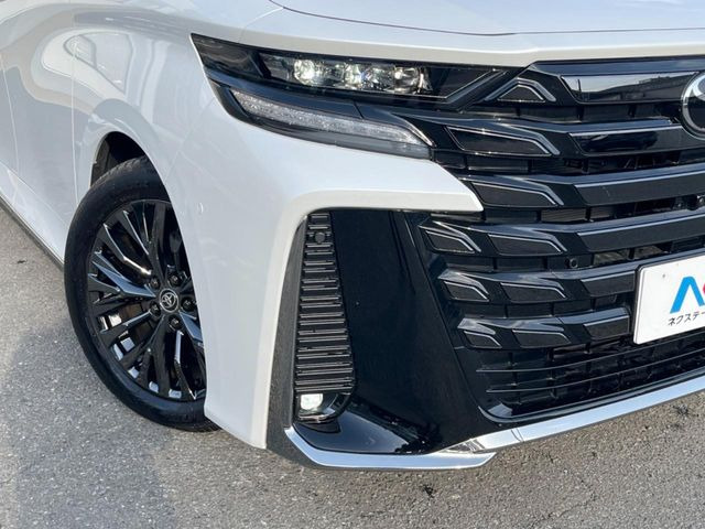 【三眼LEDヘッドライト】スタイリッシュな見た目の三眼LEDヘッドライトを装備♪スタイルだけでなく、夜間の走行も視界良好で安心してお乗りいただけます。