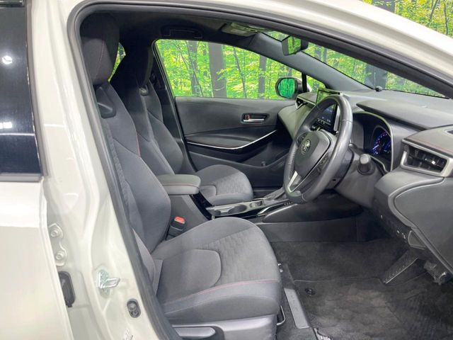 運転席まわりには十分なスペースがあり、大柄な方でもゆったり運転していただける環境です。